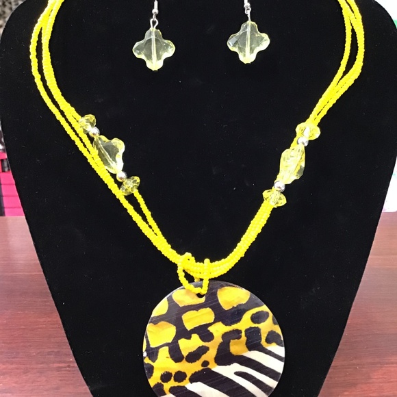 Hand Painted Shell Necklace Set - Picture 3 of 4